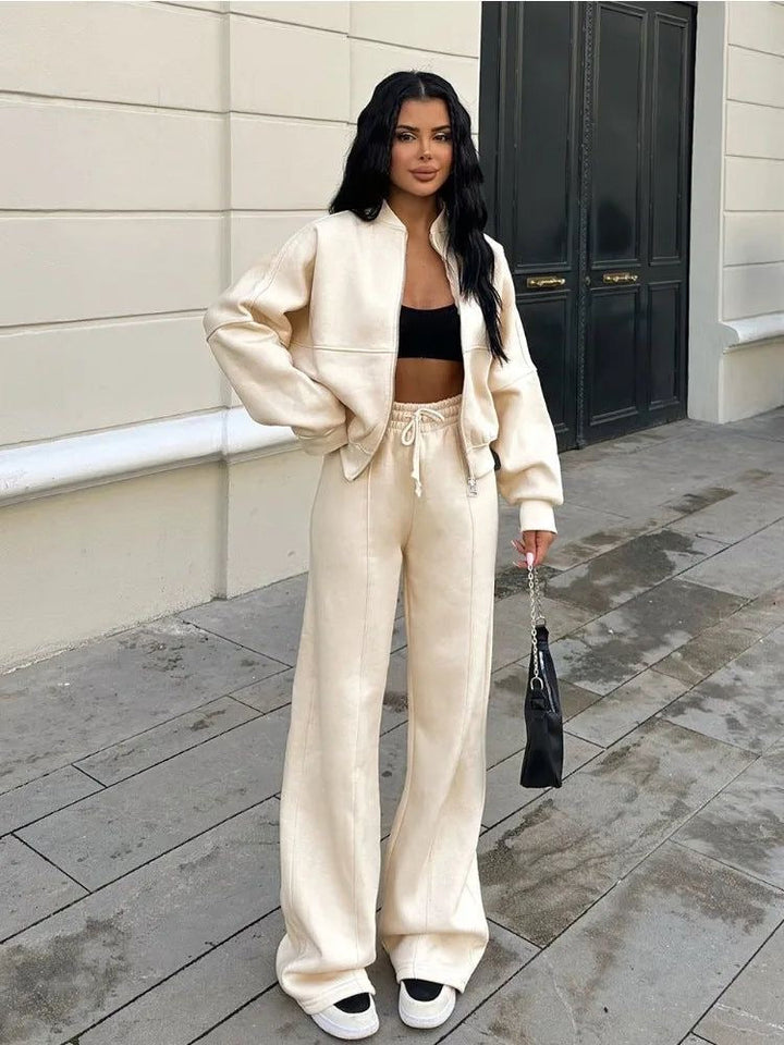 Stylowy damski dres oversize Elora, bluza z kapturem i szerokie spodnie. Moda casual na co dzień.