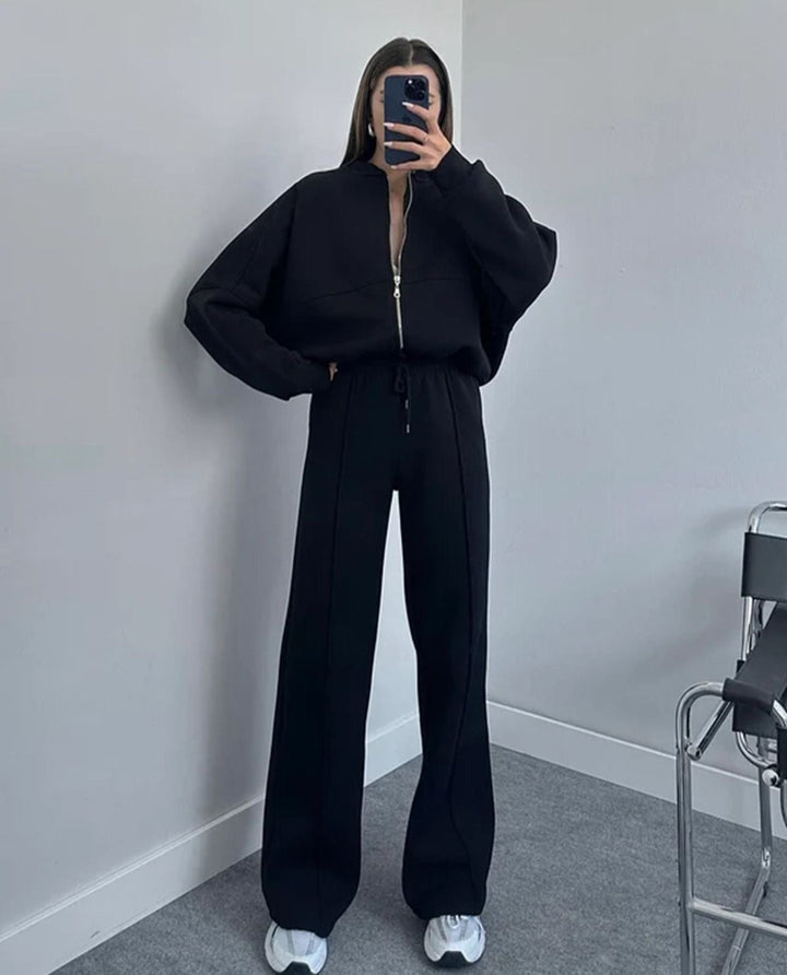 Modelka w damskim zestawie oversize Elora: luźna bluza i spodnie dresowe. Komfortowy styl jesień/zima.