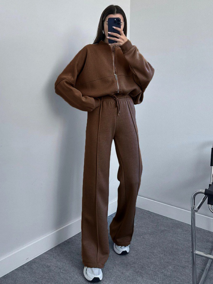 Damski zestaw dresowy oversize Elora. Bluza z kapturem i szerokie spodnie dla maksymalnego komfortu.