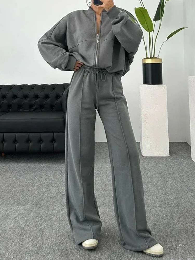 Płasko ułożony damski zestaw oversize Elora. Modna bluza i spodnie dresowe, casualowy styl na jesień/zimę.