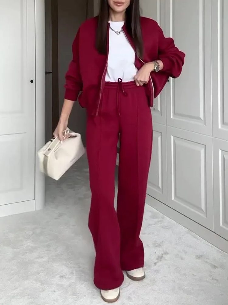 Uniwersalny damski zestaw oversize Elora. Bluza i spodnie dresowe, idealne do wielu stylizacji casual.