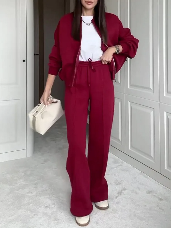 Uniwersalny damski zestaw oversize Elora. Bluza i spodnie dresowe, idealne do wielu stylizacji casual.