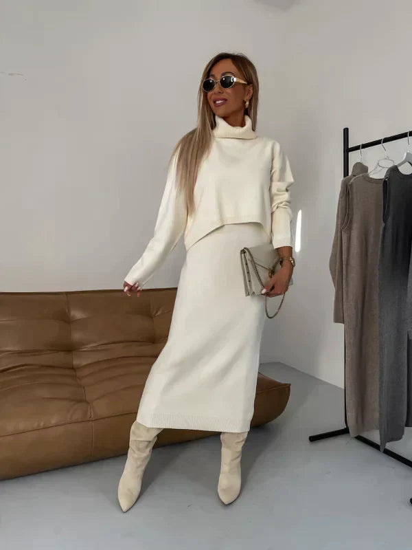 Beżowy damski komplet zimowy: sweter z golfem i elegancka sukienka maxi. Idealny zestaw na zimę.