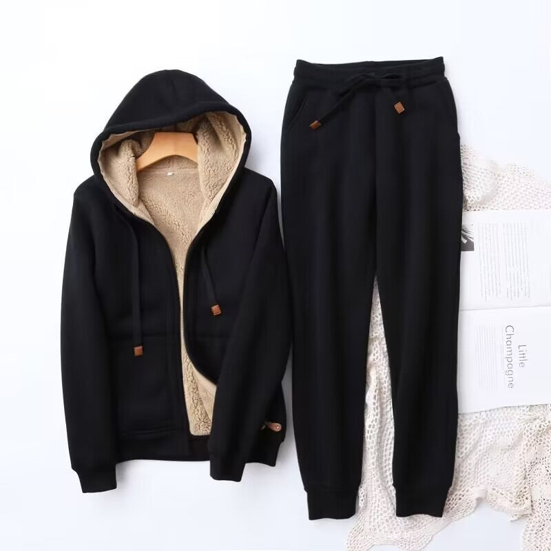 Damski zimowy zestaw: ciepła bluza z kapturem i wygodne joggery. Idealny do casualowych stylizacji i homewear.