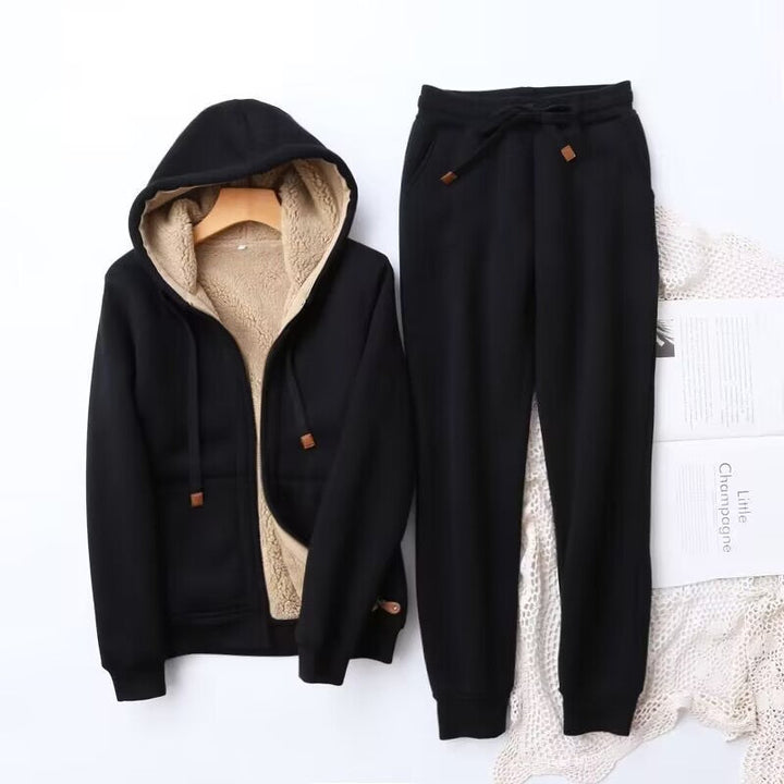 Damski zimowy zestaw: ciepła bluza z kapturem i wygodne joggery. Idealny do casualowych stylizacji i homewear.