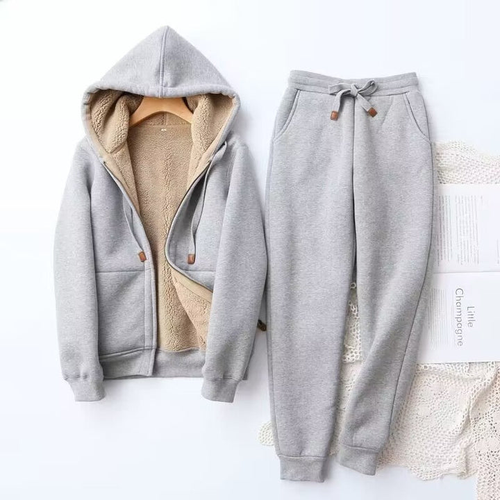 Komfortowy damski zestaw sportowy: bluza z kapturem i joggery. Idealny na zimę, casual i homewear.