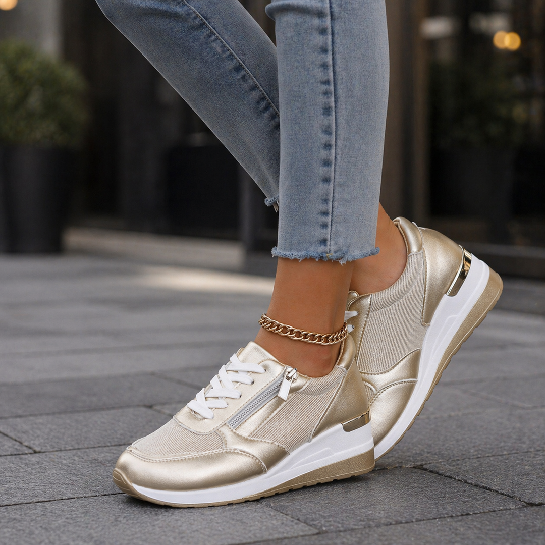 Srebrne błyszczące sneakersy damskie z grubą platformą. Wygodne i modne buty do codziennych outfitów.