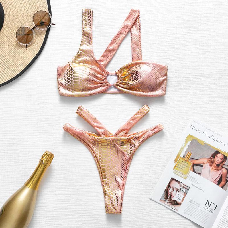 Damskie bikini asymetryczne z wężowym motywem, prezentujące się stylowo na modelce. Idealny na plażę.