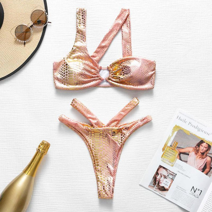Damskie bikini asymetryczne z wężowym motywem, prezentujące się stylowo na modelce. Idealny na plażę.