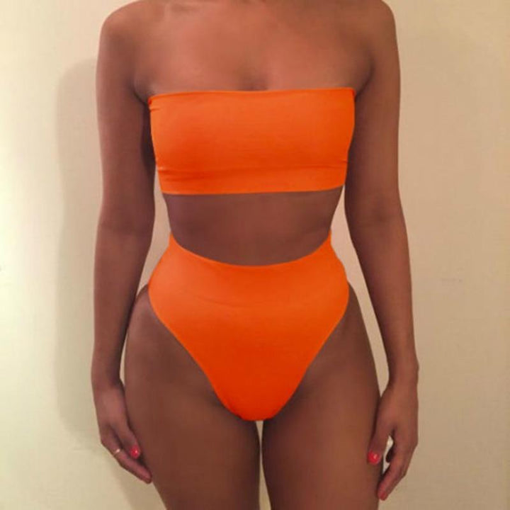 Modne bikini bandeau z wysokim stanem. Damski dwuczęściowy strój kąpielowy, idealny na letnie dni i plażę.