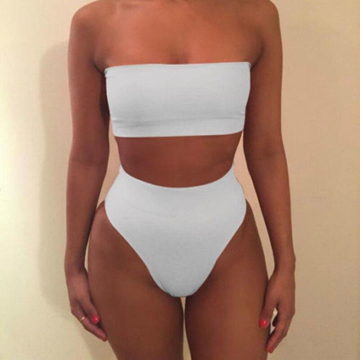 Dwuczęściowy strój kąpielowy damski. Bikini bandeau z wysokim stanem dla komfortu i stylu na plaży.