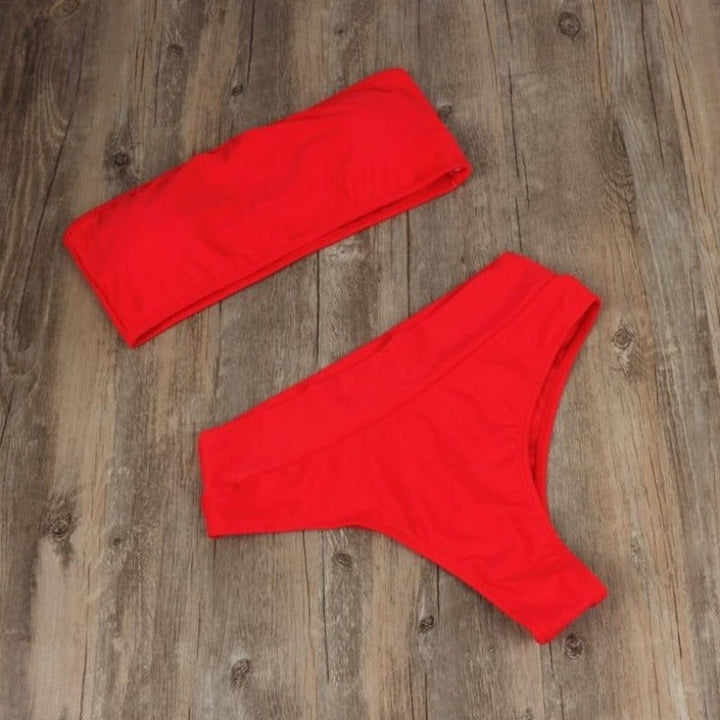Damskie bikini bandeau z wysokim stanem, idealne na plażę. Modny dwuczęściowy strój kąpielowy.