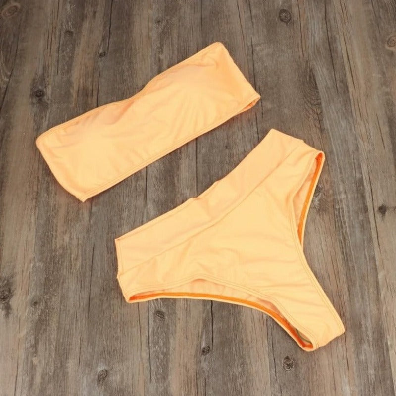 Modne damskie bikini bandeau z majtkami z wysokim stanem. Dwuczęściowy strój kąpielowy idealny na lato i plażę.