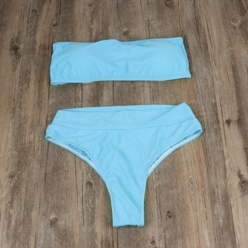 Eleganckie bikini bandeau z wysokim stanem. Dwuczęściowy strój kąpielowy damski, doskonały na wakacje.