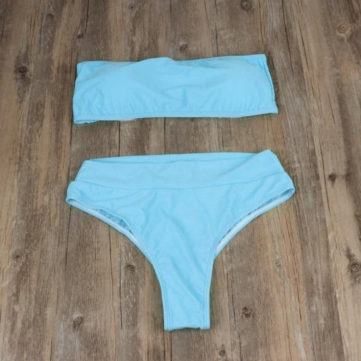 Eleganckie bikini bandeau z wysokim stanem. Dwuczęściowy strój kąpielowy damski, doskonały na wakacje.