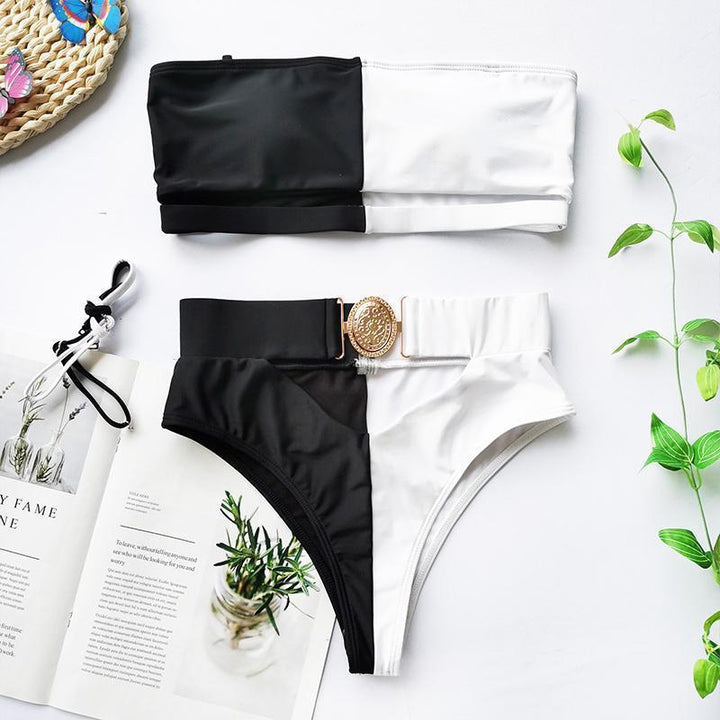 Letni kostium kąpielowy dla kobiet: góra bikini bandeau i dół z wysokim stanem. Dwuczęściowy design.