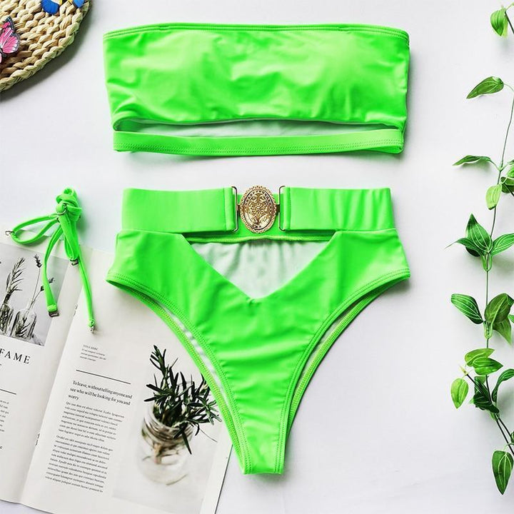 Modny damski kostium kąpielowy: bikini bandeau z wygodnym wysokim stanem. Strój plażowy idealny.