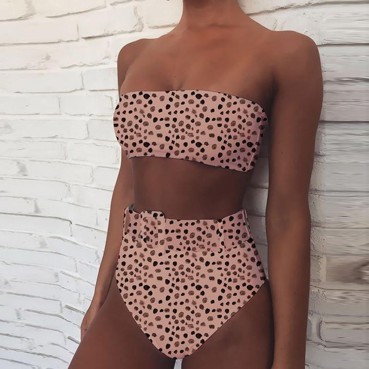 Dwuczęściowe bikini bandeau z figami z wysokim stanem. Idealny wybór na modne lato.