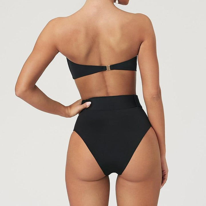 Modne bikini damskie z topem bandeau i majtkami z wysokim stanem. Styl i komfort na plaży.