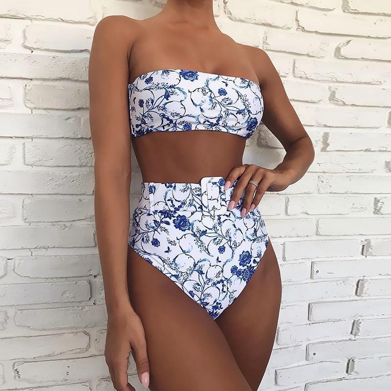 Nowoczesne damskie bikini bandeau z modnymi figami z wysokim stanem. Strój kąpielowy na lato.