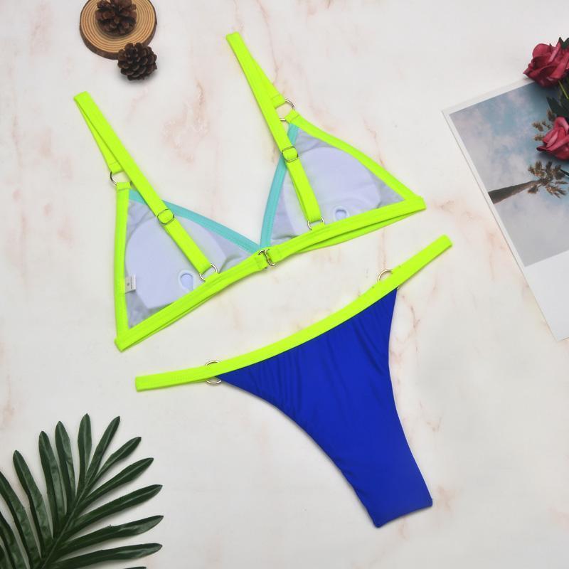 Kolorowe bikini damskie, dwuczęściowe, ze złotymi kółkami, idealne na plażę.