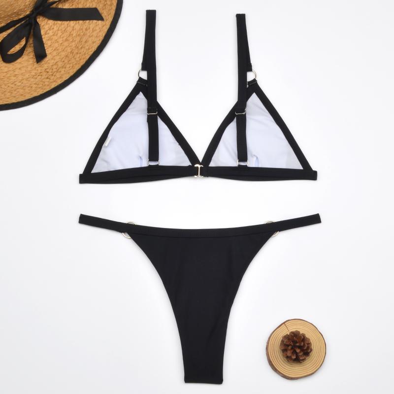 Eleganckie damskie bikini z ozdobnymi złotymi kółkami, dwuczęściowe, na plażę.