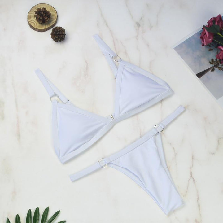 Kolorowe damskie bikini z brazylianami, dwuczęściowe, modne, idealne na plażę.