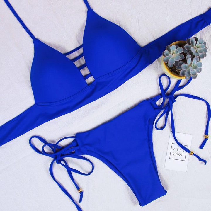 Widok z tyłu: Damskie bikini brazylijskie dwuczęściowe wiązane, idealne na plażę i basen. Modny design.