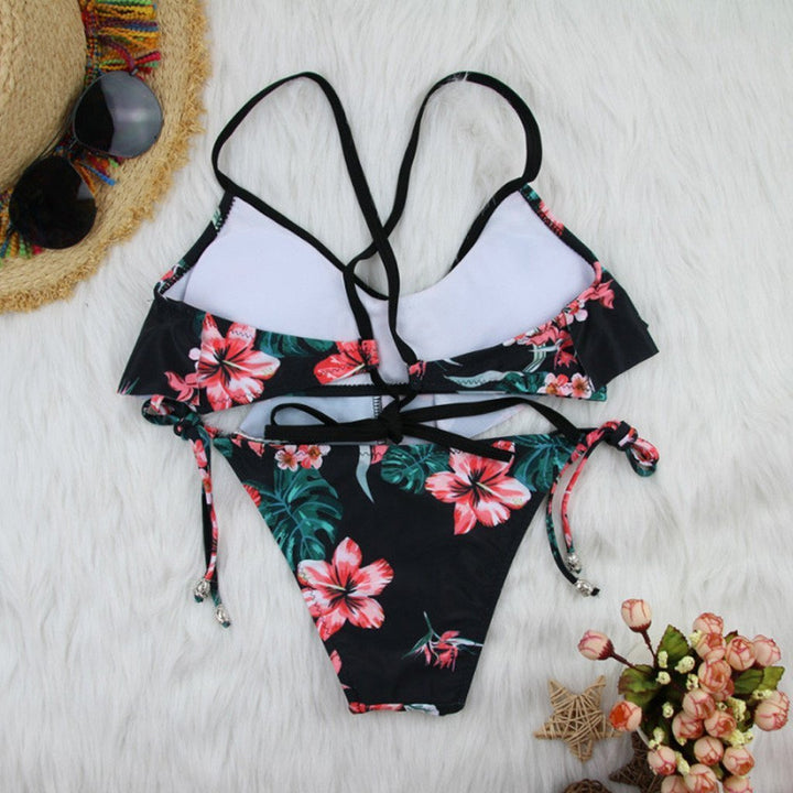 Modelka w kwiecistym bikini z falbanką. Damski dwuczęściowy strój kąpielowy, idealny na plażę i lato.