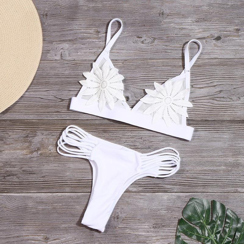 Modny strój kąpielowy bikini damski, dwuczęściowy, z delikatnymi kwiatami.