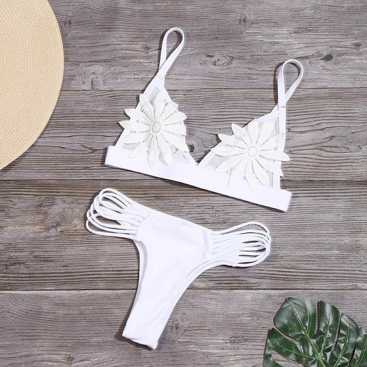 Modny strój kąpielowy bikini damski, dwuczęściowy, z delikatnymi kwiatami.