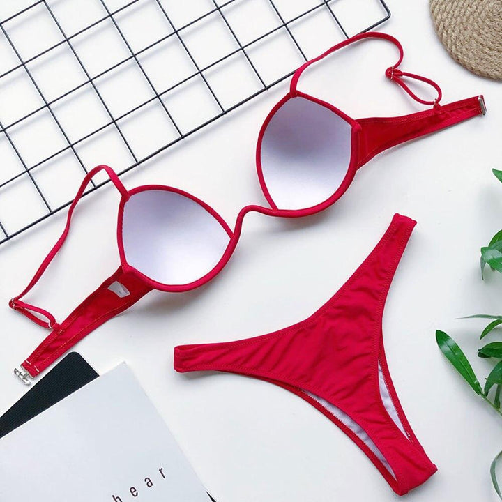 Strój kąpielowy dwuczęściowy damski z ozdobnym detalem, na plażę. Bikini letnie, stylowe.