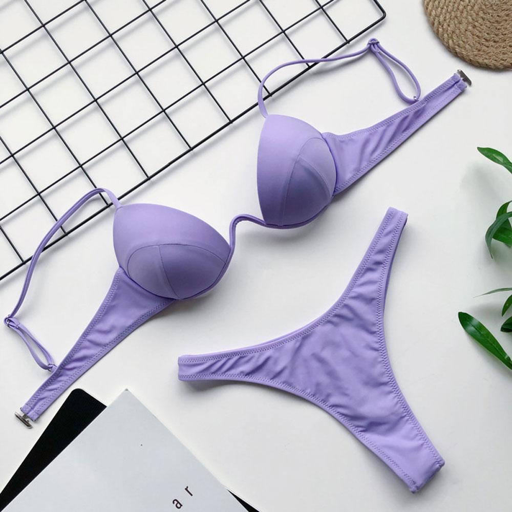Damskie bikini typu stringi z ozdobnym elementem. Dwuczęściowy kostium kąpielowy idealny na wakacje.