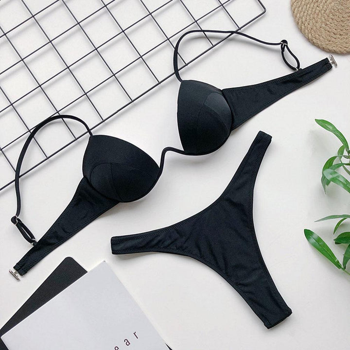 Plażowe damskie bikini z modnym ozdobnym detalem. Dwuczęściowy strój kąpielowy na upalne dni.