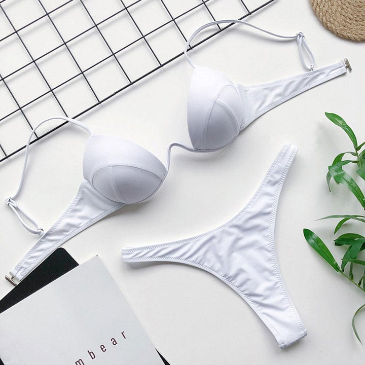 Seksowne damskie bikini dwuczęściowe z delikatnym zdobieniem. Strój kąpielowy idealny na słońce.