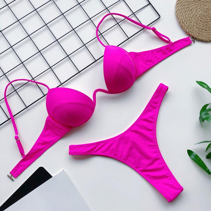 Kolorowy damski strój kąpielowy bikini z ozdobnym detalem. Dwuczęściowy kostium idealny na plażę.
