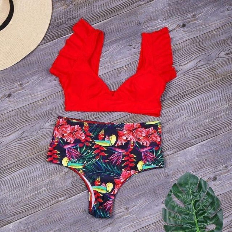 Detale falbanek i kwiecistego wzoru na damskim bikini z wysokim stanem, moda plażowa.