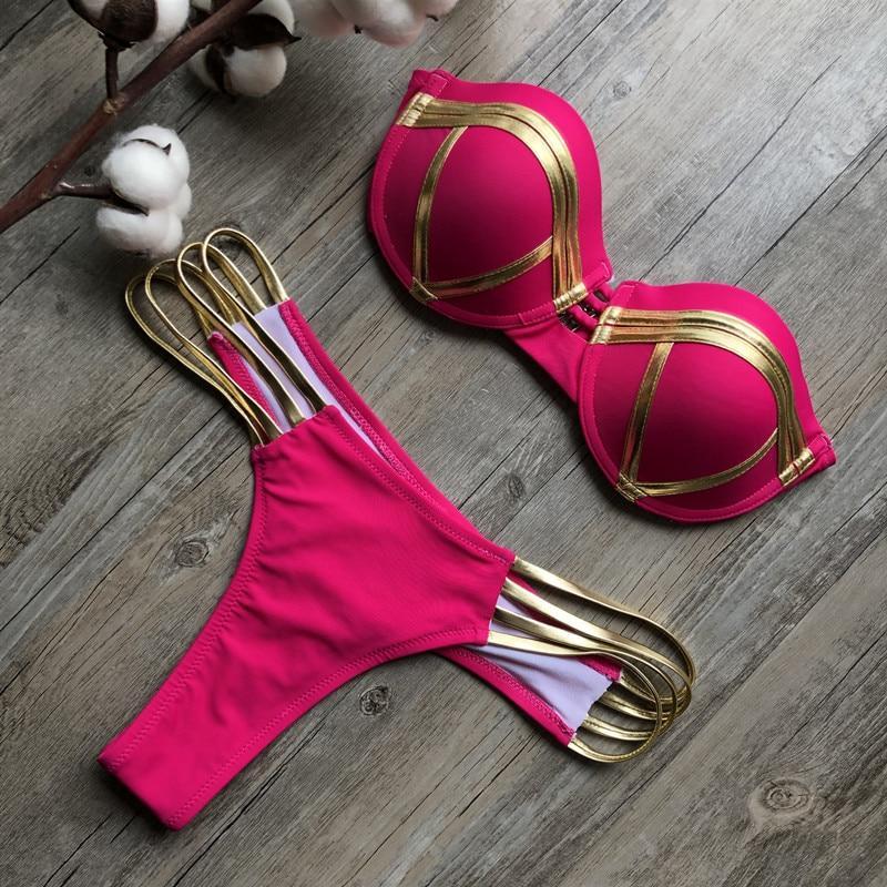 Modne damskie bikini ze złotymi detalami. Idealne na letnią plażę lub relaks przy basenie.