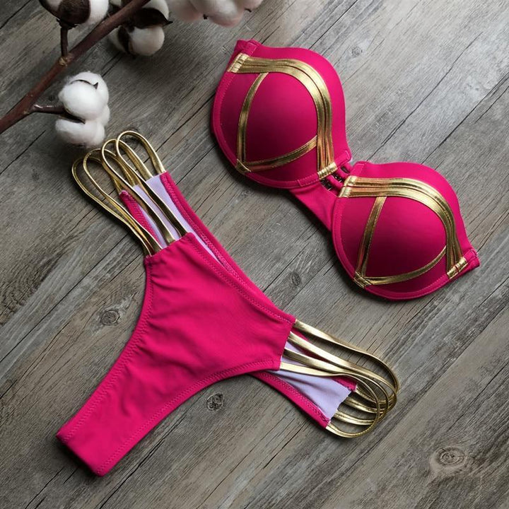 Modne damskie bikini ze złotymi detalami. Idealne na letnią plażę lub relaks przy basenie.