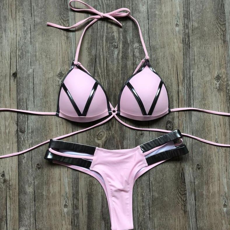 Dwuczęściowy strój kąpielowy. Detal materiału komfortowego bikini push-up z brazylijskimi majtkami. Idealne na lato.