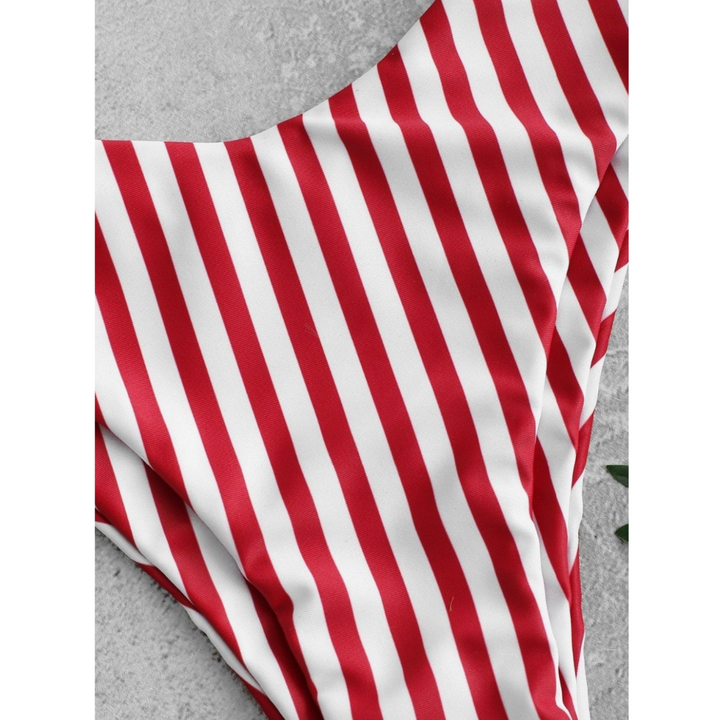 Kobiecy strój kąpielowy bikini z brazylijskimi figami, idealny na plażę, basen i wakacje.