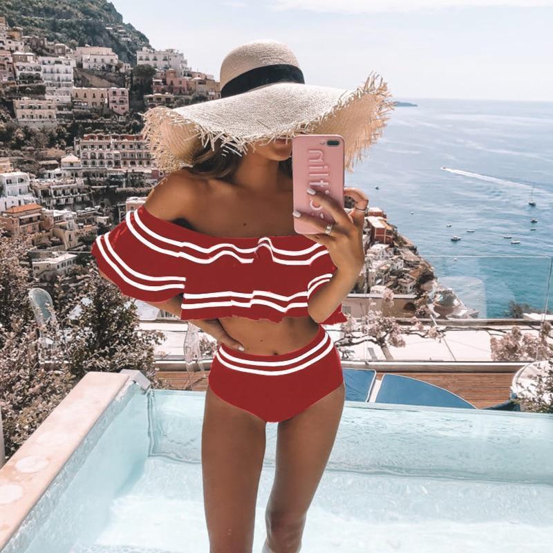 Stylowe bikini damskie z falbanką i wysokim stanem. Wygodny dwuczęściowy strój kąpielowy na lato.