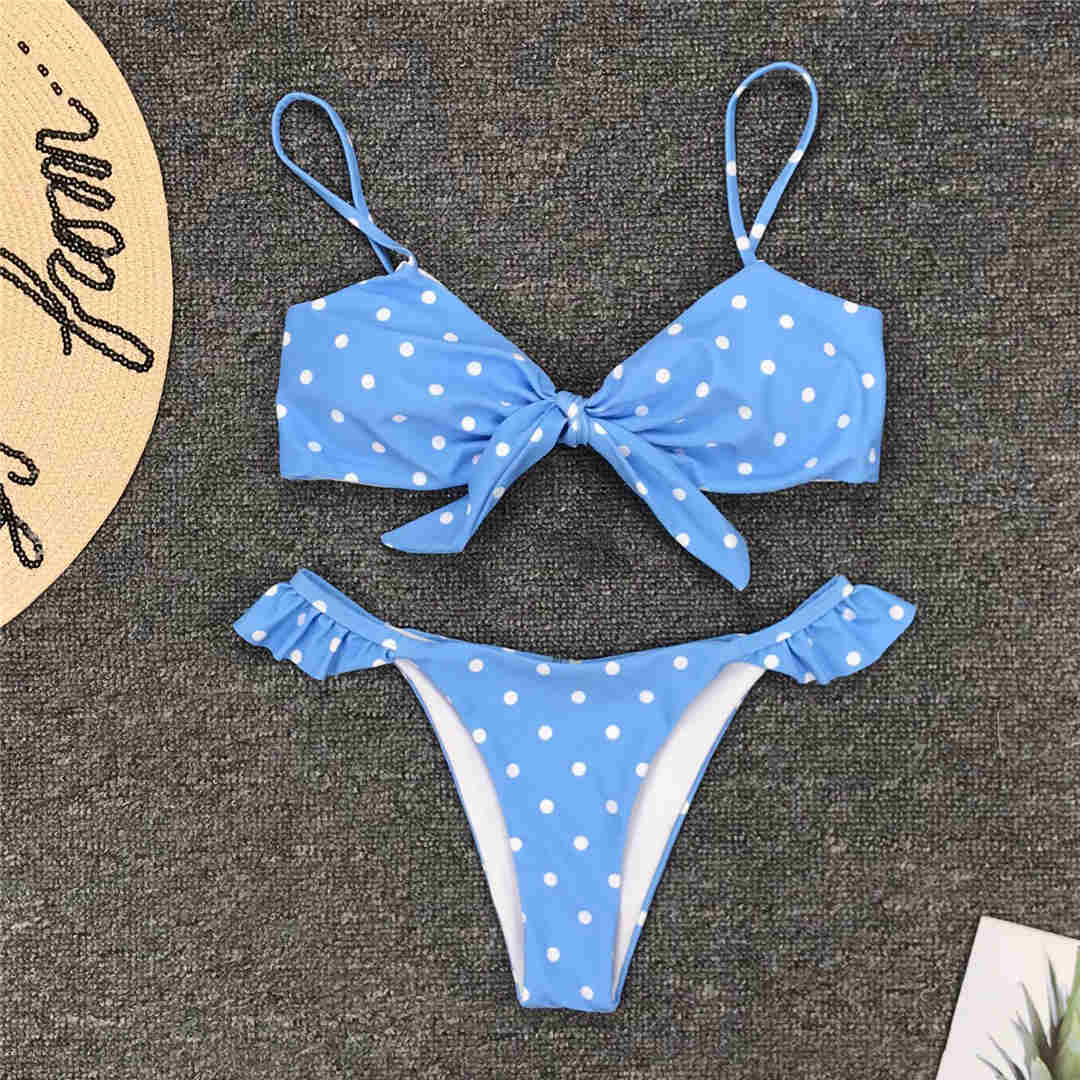 Modne damskie bikini z ozdobną falbanką i uroczą kokardą. Stylowy dwuczęściowy strój kąpielowy.