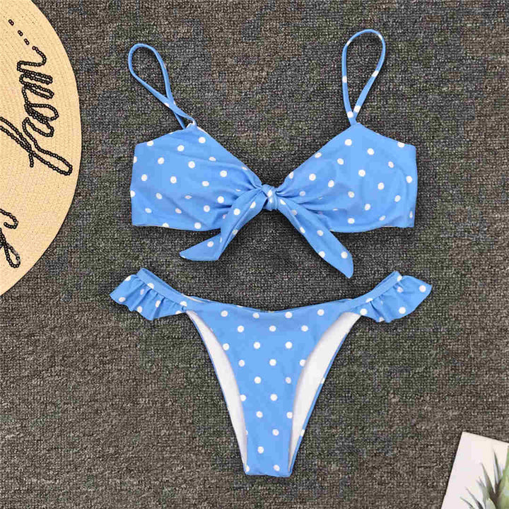 Modne damskie bikini z ozdobną falbanką i uroczą kokardą. Stylowy dwuczęściowy strój kąpielowy.