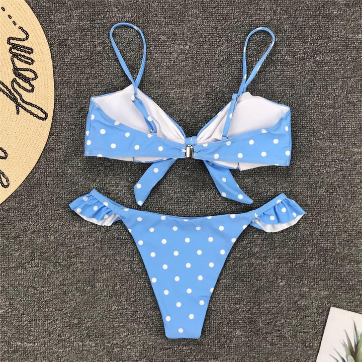 Dwuczęściowy strój kąpielowy bikini damskie z brazylijskimi majtkami, falbanką i kokardą. Idealne na plażę.