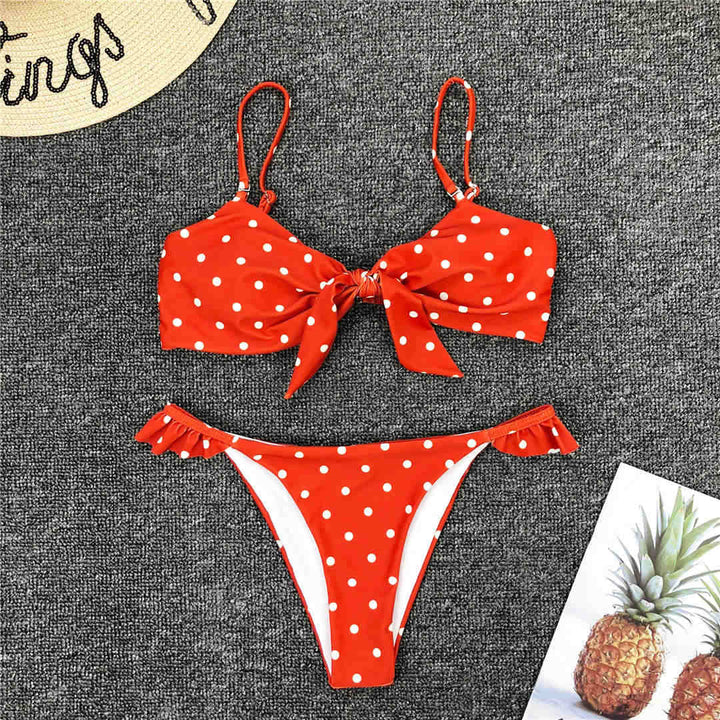 Damskie bikini z falbankami i kokardą. Modny dwuczęściowy strój kąpielowy idealny na letnią plażę.