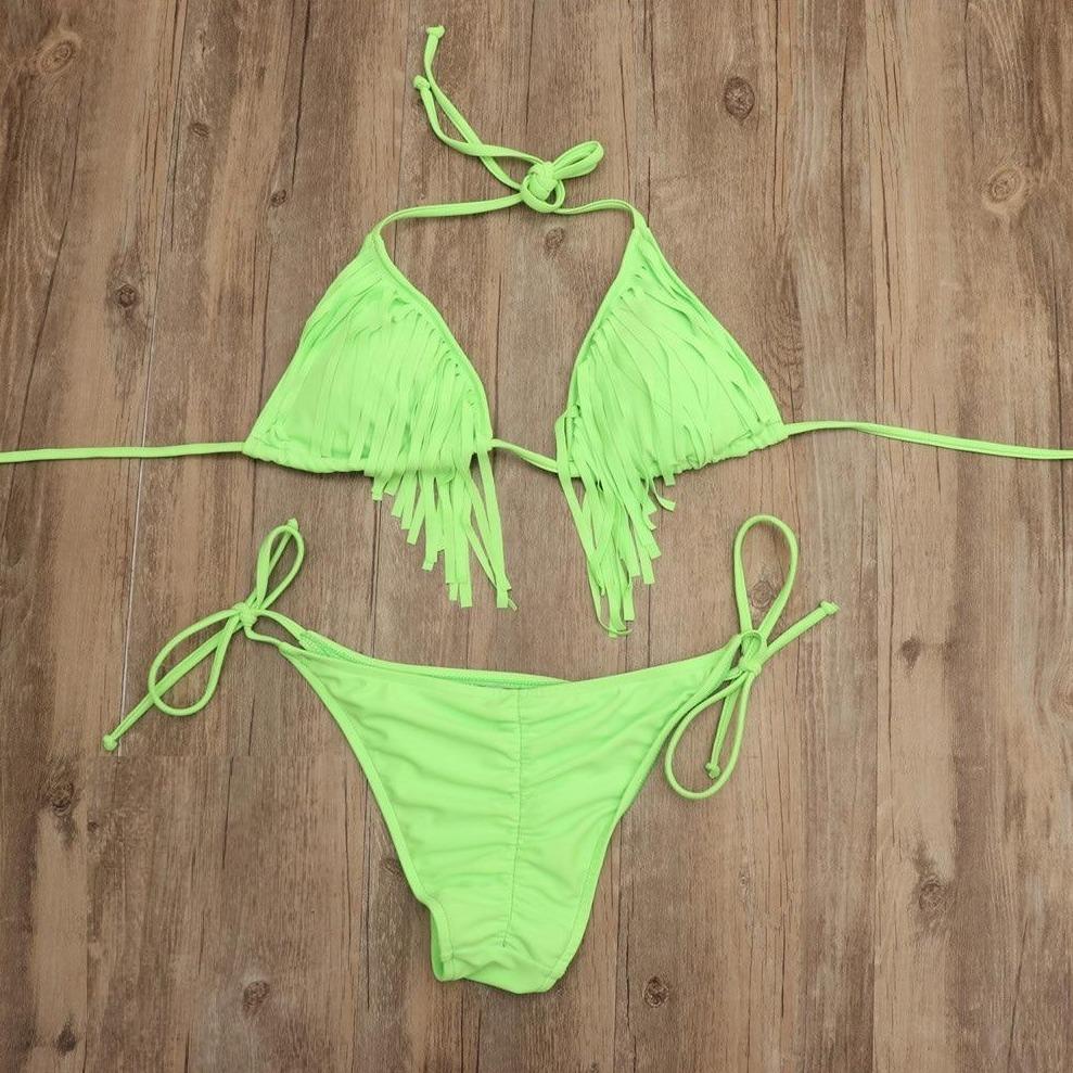 Dwuczęściowy strój kąpielowy damski, bikini z frędzlami, dół typu brazyliany. Komfortowa moda plażowa.
