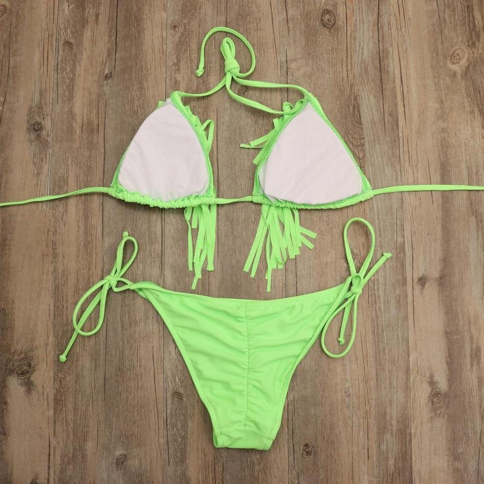 Kobieta w stylowym bikini z frędzlami na plaży. Dwuczęściowy strój kąpielowy damski.