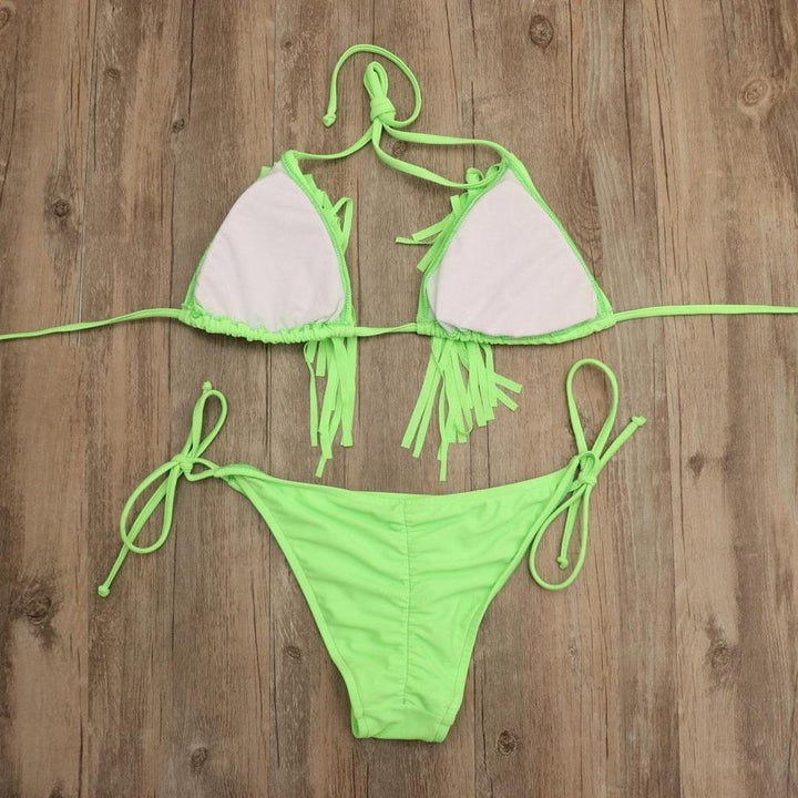 Kobieta w stylowym bikini z frędzlami na plaży. Dwuczęściowy strój kąpielowy damski.