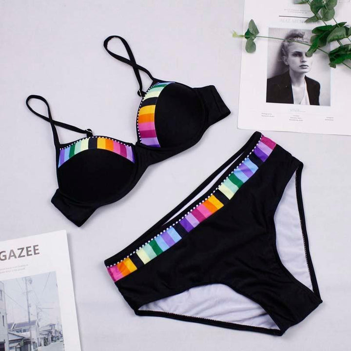 Nowoczesne damskie bikini z kolorowymi detalami, strój kąpielowy na modne lato i wypoczynek.